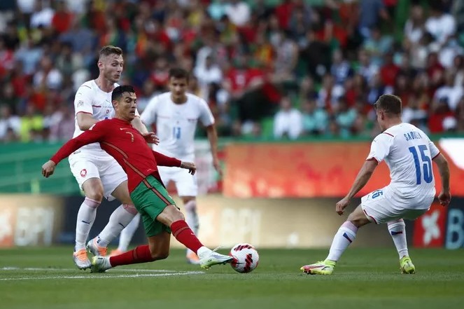 Ronaldo tiếc nuối, Bồ Đào Nha chiếm ngôi đầu Nations League