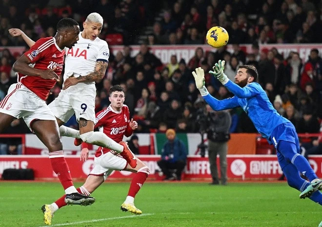 Tottenham tạo khoảng cách 6 điểm so với Man United