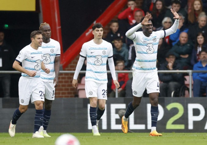 Man City chạm tay vào ngôi vương, Chelsea nếm mùi chiến thắng