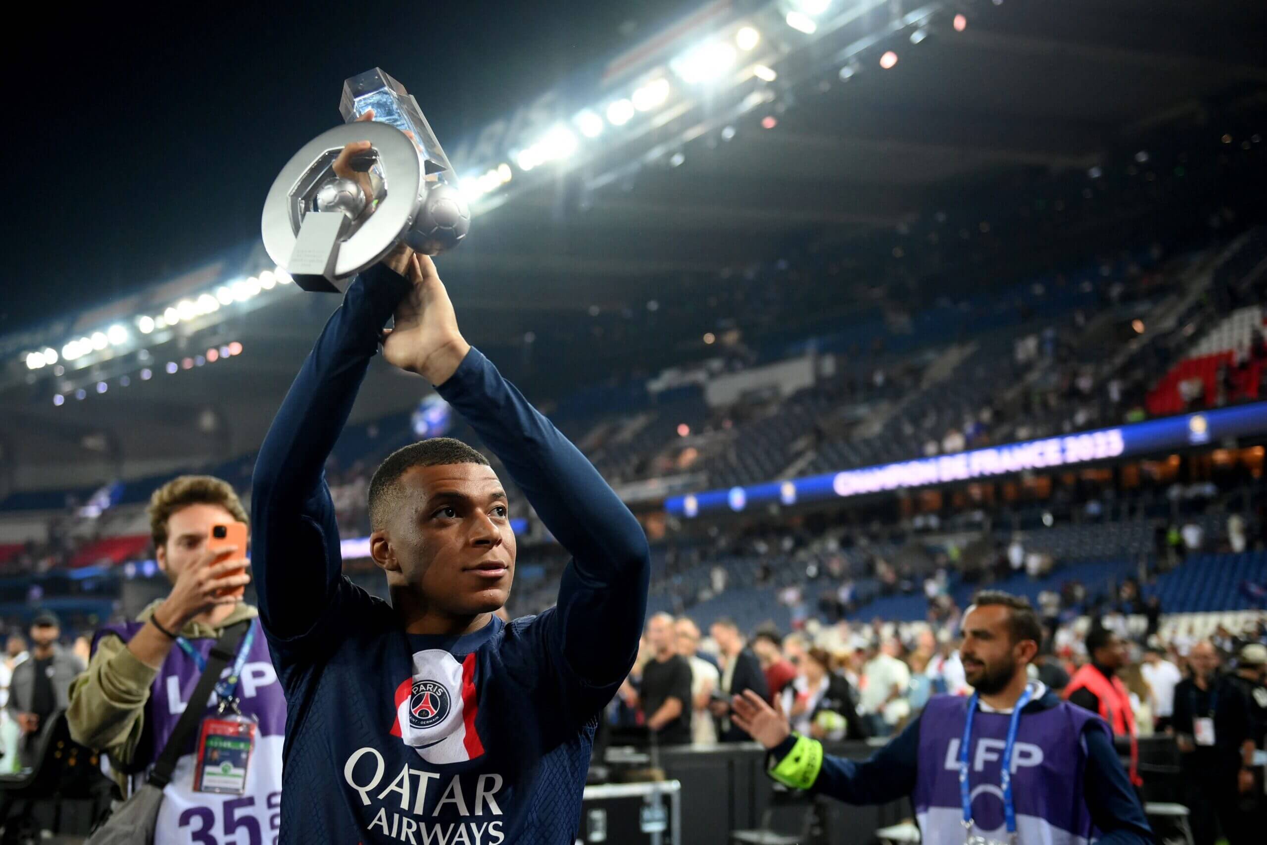 Mẹ yêu của Mbappe là người đại diện xương xẩu nhất thế giới