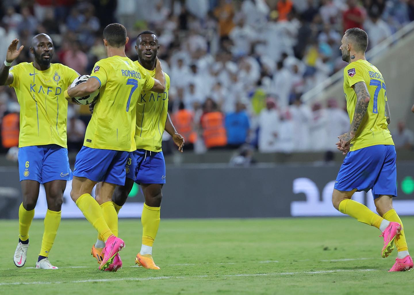 Messi gọi, Ronaldo lập tức trả lời khi đưa Al-Nassr vào tứ kết