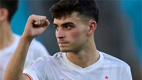 Pedri cân bằng kỷ lục 72 trận/mùa của Bruno Fernandes