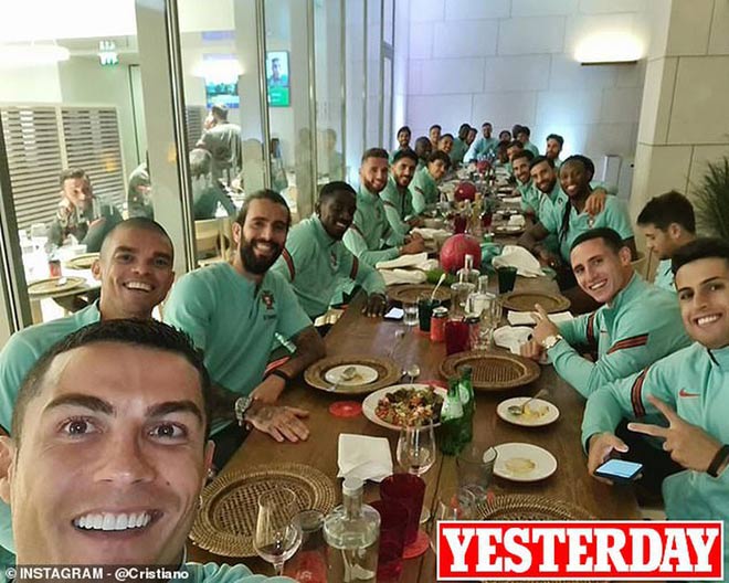 Ronaldo mắc Covid-19 đi chuyên cơ cấp cứu, bị quan chức quê nhà chỉ trích