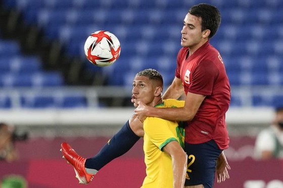 Bóng đá nam: Brazil bảo vệ thành công tấm HCV