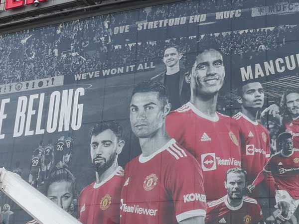 Sân Old Trafford đổi diện mạo trước ngày Ronaldo ra mắt MU