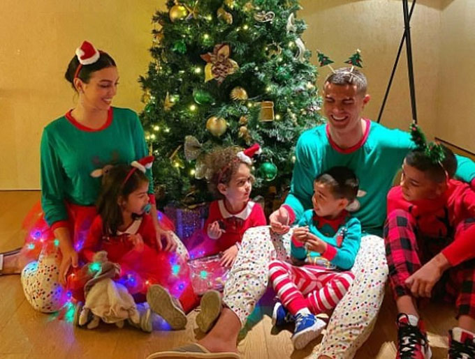 Ronaldo, Messi, Neymar & các sao bóng đá đón Giáng sinh như thế nào?